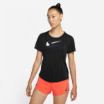 ナイキ レディース ドライフィット Dri-FIT スウッシュ ラン ジョギング マラソン ランニングウェア トップス 半袖Tシャツ 送料無料 NIKE DD6479 010